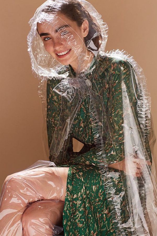 Кейп и ботфорты Chanel платье HampM Concious. Фото Арсений Джабиев. Vogue апрель 2018