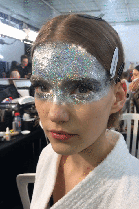 Макияж Givenchy Couture весналето 2019 маска из блесток на фото