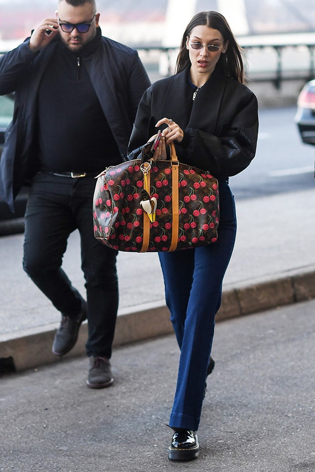 Белла Хадид с сумкой из капсульной коллекции Louis Vuitton x Takashi Murakami 2005 года