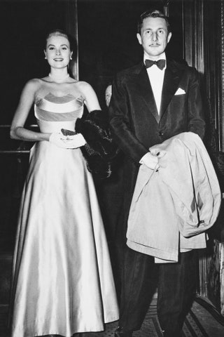 В платье Oleg Cassini с дизайнером Олегом Кассини на премьере фильма «Последний раз когда я видел Париж» в НьюЙорке 1954.