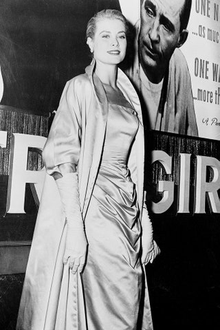 В платье Edith Head на премьере фильма «Деревенская девушка» в НьюЙорке 1954.