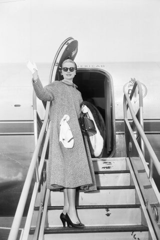 Грейс Келли улетает из ЛосАнджелеса на собственную свадьбу 1956.