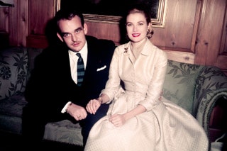 Ренье III и Грейс Келли в платье Branell в доме родителей актрисы после объявления о помолвке январь 1956.