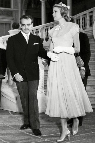 Ренье III и Грейс Келли в платье James Galanos в Монако апрель 1956.