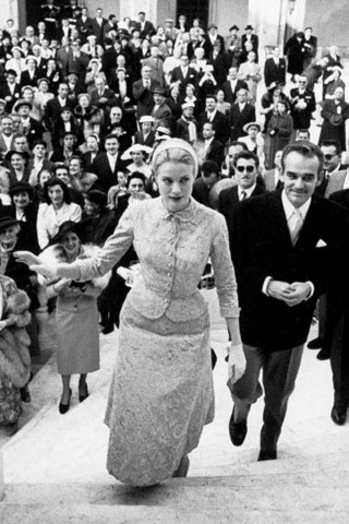 Грейс Келли в   Helen  Rose и Ренье III после гражданской церемонии бракосочетания в Монако 18 апреля 1956.