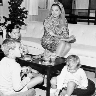 Грейс Келли с принцессами Каролиной и Стефанией и принцем Альбером в НьюДжерси 1966.