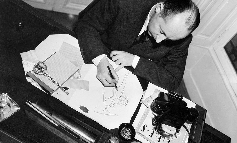 Кристиан Диор в своем офисе в Париже 1947