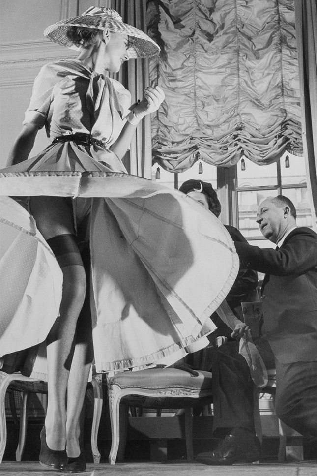 Кристиан Диор с моделью 1948