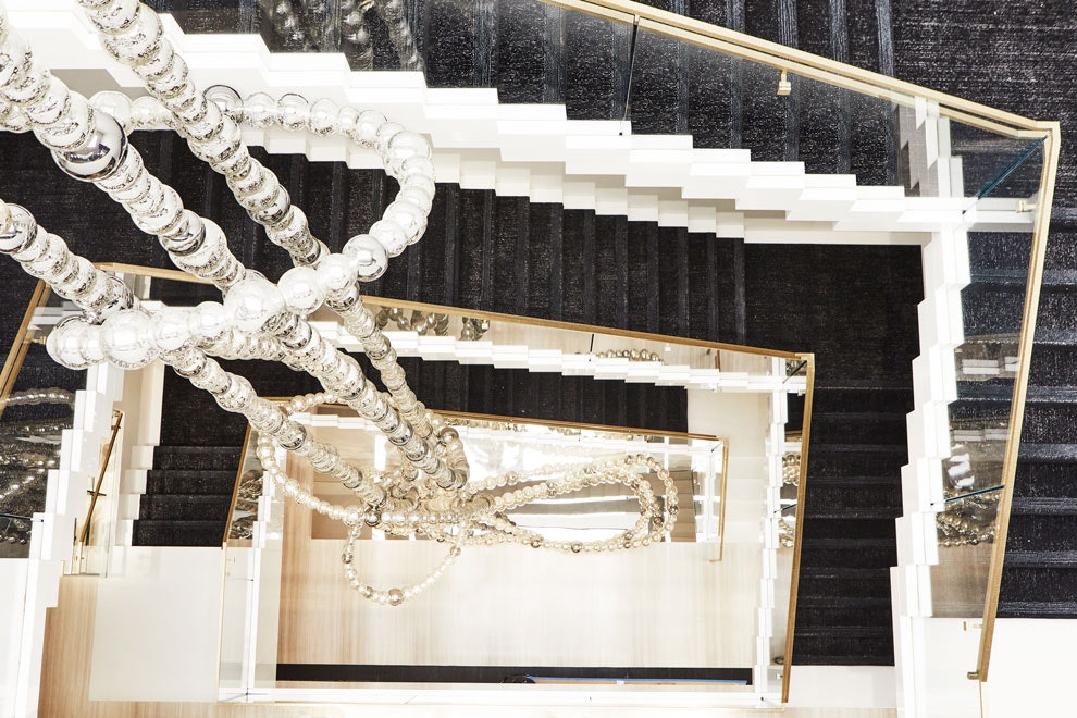 Скульптура ЖанМишеля Отоньеля для Chanel