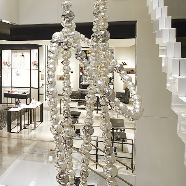 18-метровое жемчужное ожерелье в новом бутике Chanel в Нью-Йорке