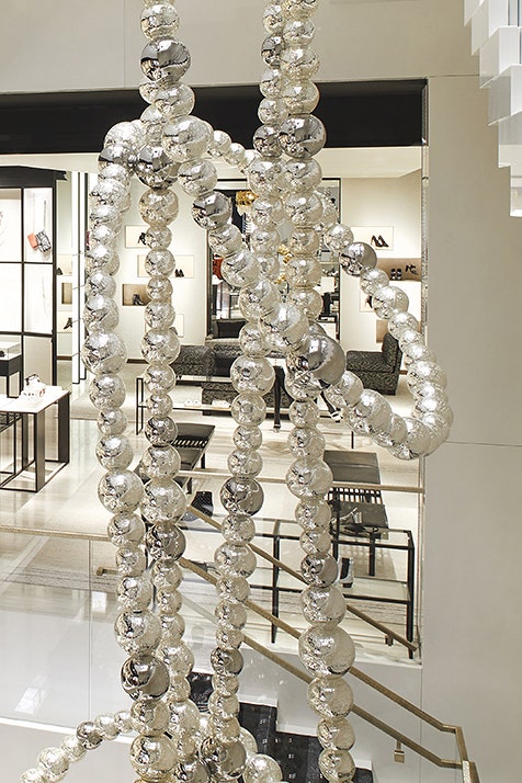 18метровое жемчужное ожерелье в новом бутике Chanel в НьюЙорке