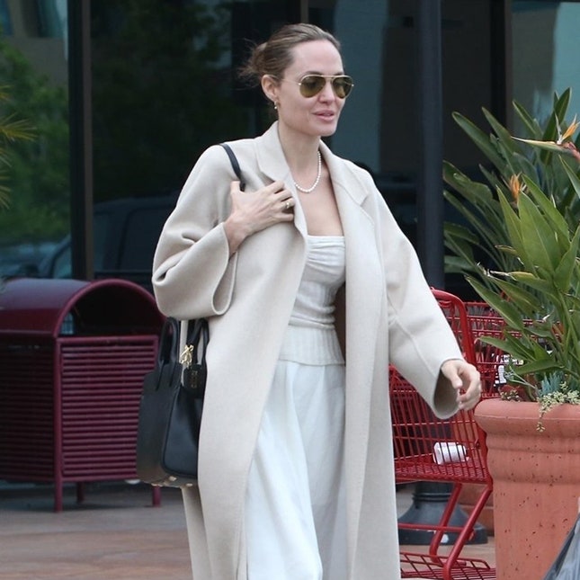 Анджелина Джоли обожает бежевые пальто