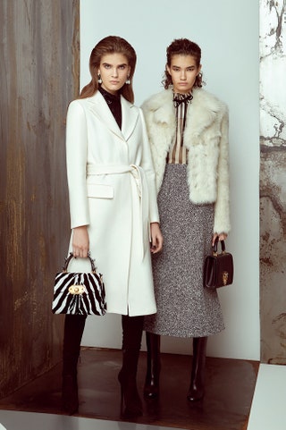 На девушке слева пальто Roberto Cavalli платье Giorgio Armani ботфорты Tom Ford cумка Dolce  Gabbana cерьги Cline....