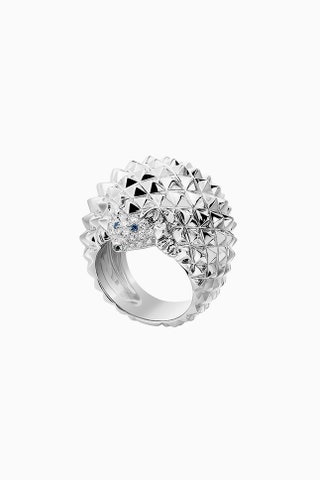 Кольцо из белого золота с бриллиантами и самоцветами.