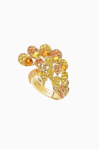 Кольцо из желтого золота с самоцветами.