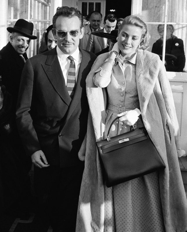 Принц Ренье и Грейс Келли с сумкой Hermès Kelly на объявлении о помолвке в Филадельфии 1956 год