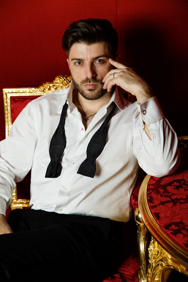 Крестик Belle Epoque запонки Damiani Blasoni кольцо Damianissima все Damiani рубашка Isaia брюки Brooks Brothers