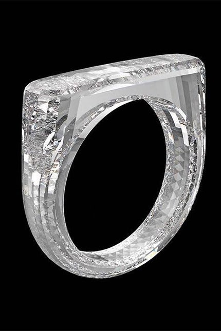 Джони Айв и Марк Ньюсон создали кольцо полностью из бриллианта