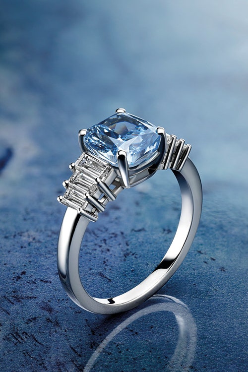 Bvlgari помолвочное кольцо Cielo di Roma с голубым бриллиантом