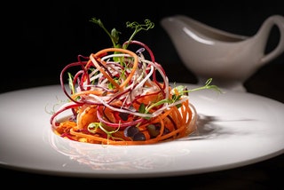 Креветки с лапшой из овощей и соусом из тыквы в ресторане «Турандот».