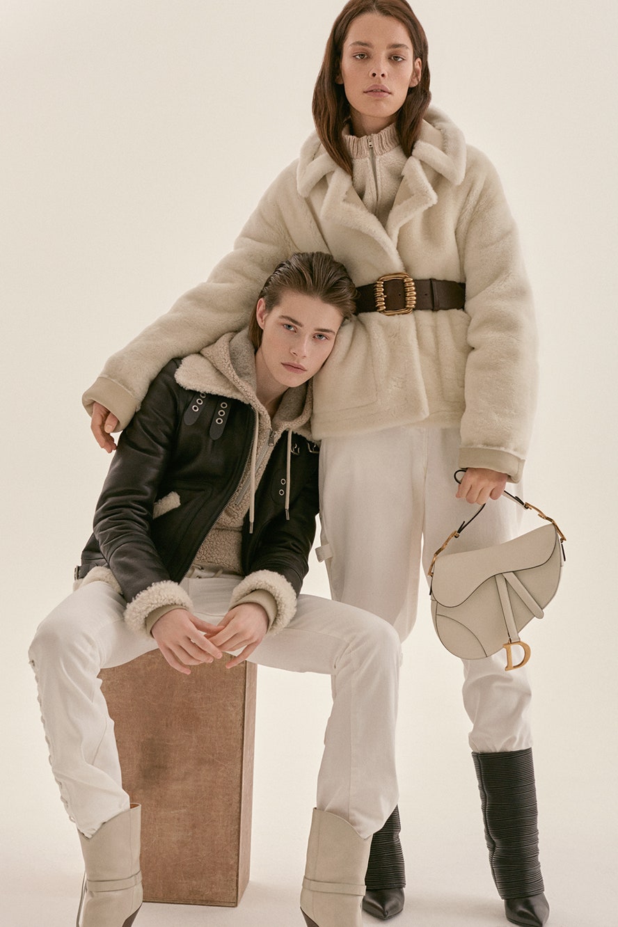 Модный тренд зимы 2019  куртка из светлой овчины фото