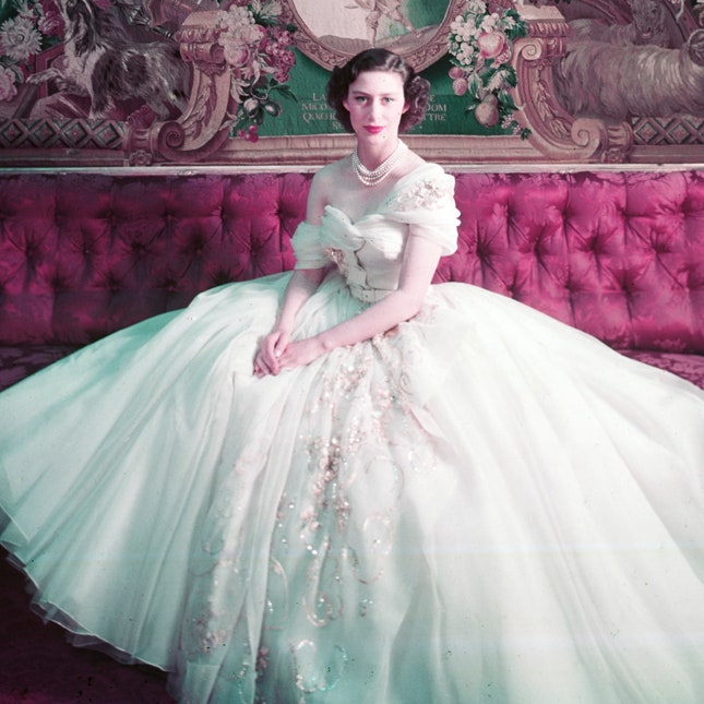 Кутюрные платья и редкие фотографии на выставке Christian Dior в Лондоне