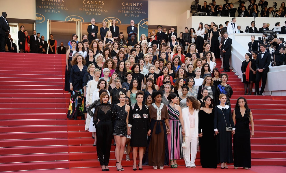 Женщиныпрофессионалы киноиндустрии во главе с Кейт Бланшетт на лестнице Дворца фестивалей на 71м Каннском кинофестивале...