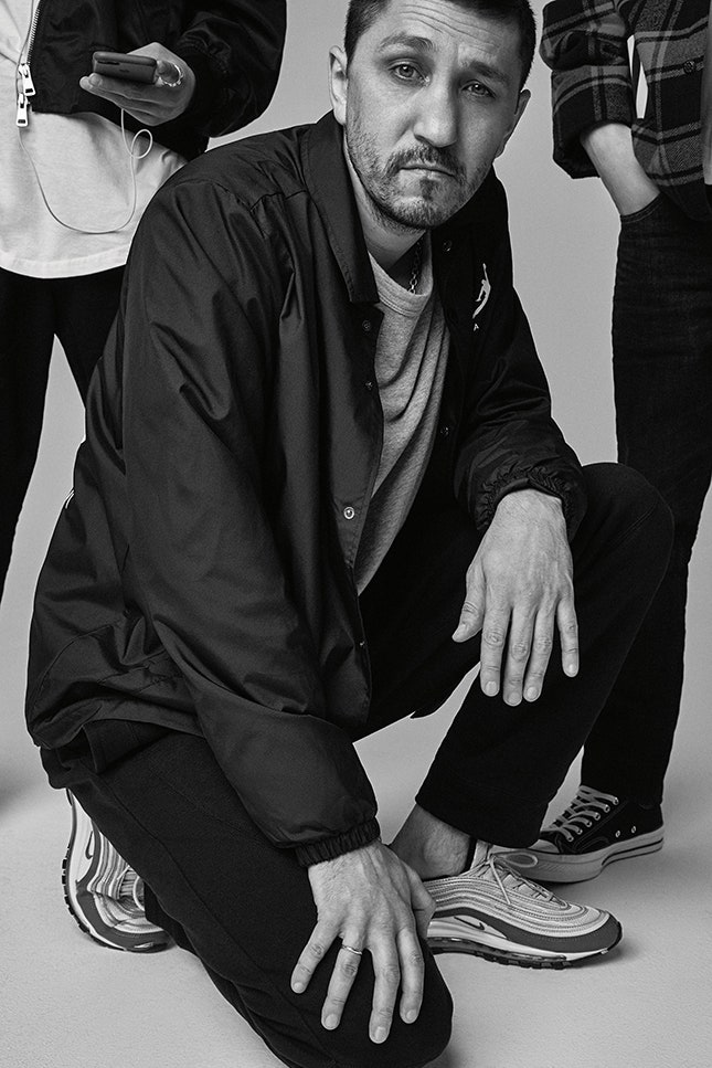 На Олеге Грузе куртка и брюки Nike Jordan футболка James Perse кроссовки Nike