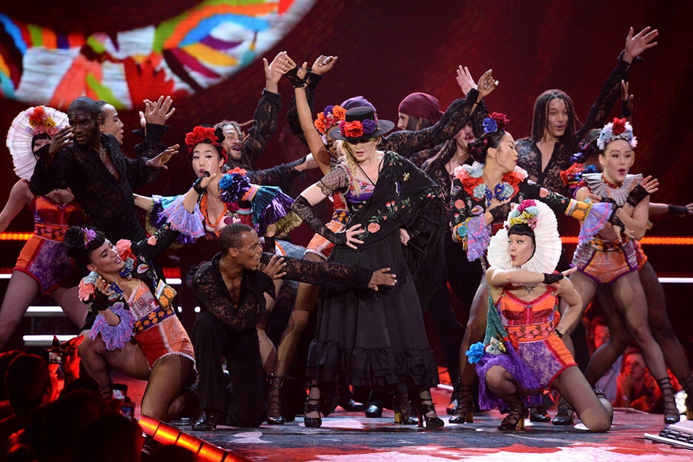Мадонна  королева эпатажа фото лучших концертных костюмов