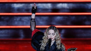Мадонна  королева эпатажа фото лучших концертных костюмов