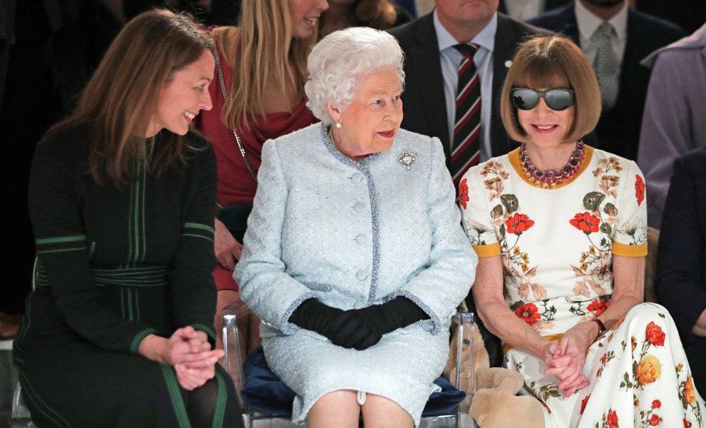 Кэролайн Раш королева Елизавета II и Анна Винтур на показе Richard Quinn в Лондоне