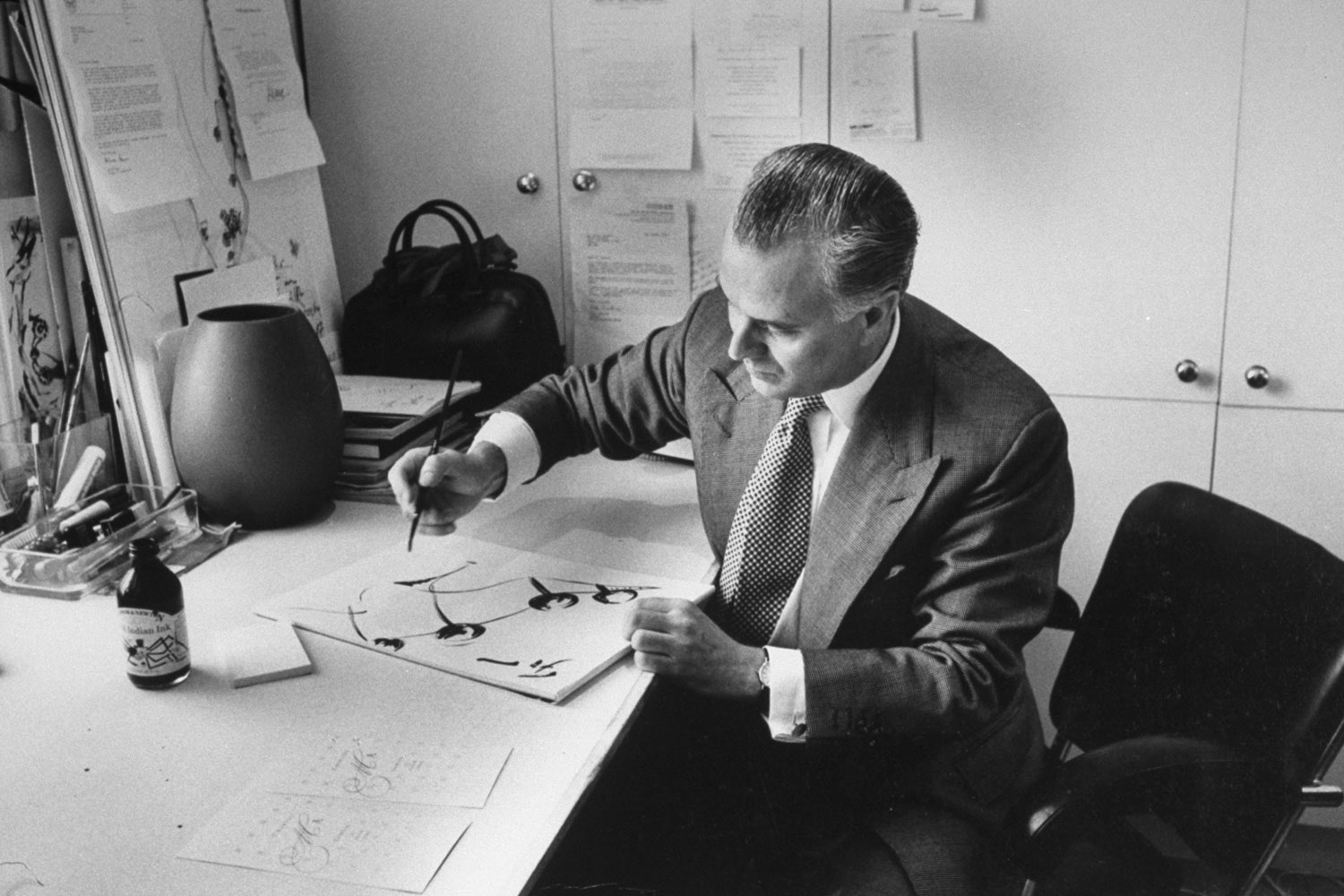 Маноло Бланик рисует скетчи в своем кабинете 1988