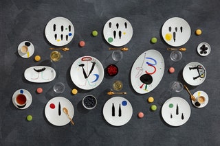 Коллекция посуды Bernardaud с изображением работ Жоана Миро .