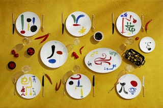 Коллекция посуды Bernardaud с изображением работ Жоана Миро .