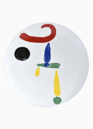 Тарелка Bernardaud сnbspизображением элементов работ Жоана Миро.
