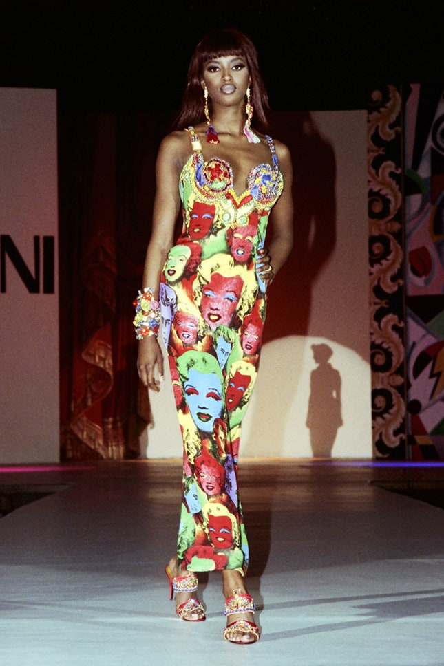 Наоми Кэмпбелл на показе Versace весналето 1991 в платье созданном Джанни Версаче в коллаборации с Энди Уорхолом