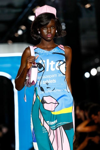 Коллекция Moschino by Jeremy Scott осеньзиме 2018 созданная совместно сnbspБеном Фростом.