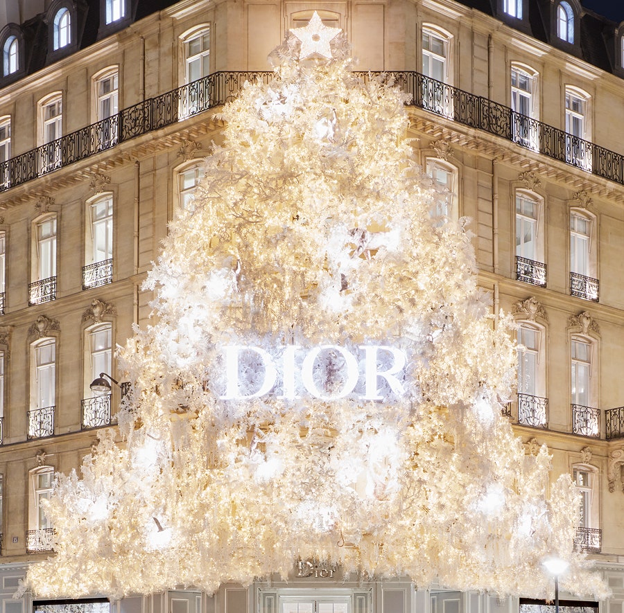 Dior нарядили свой бутик на авеню Монтень новогодней елкой