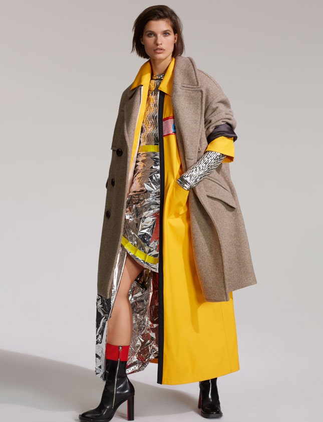 Пальто Isabel Marant плащ Miu Miu топ OffWhite сапоги Alexander McQueen термоодеяло — собственность стилиста.