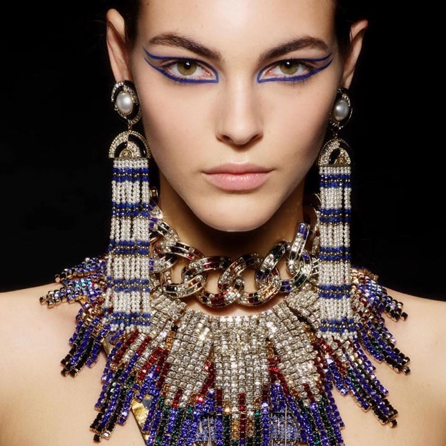 Египетские стрелки на показе Chanel Métiers d'Art