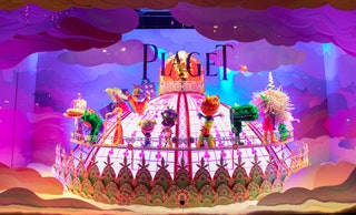 Витрина универмага Galeries Lafayette Париж.