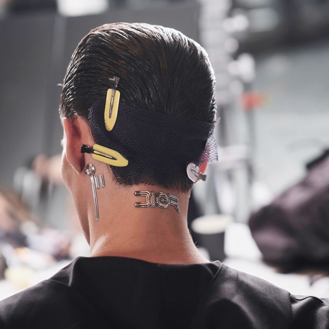 Футуристичные наклейки, которые превратили моделей Dior в киборгов