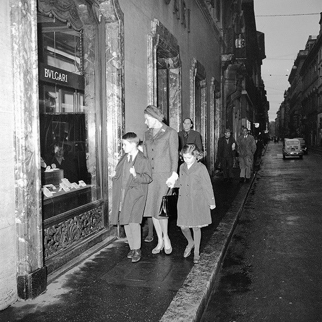 Ингрид Бергман с детьми у витрин бутика 1960 год