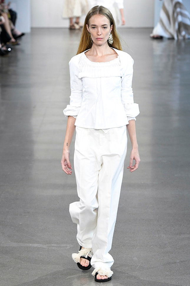 Модные тенденции 2019 белые брюки  фото тренда весны