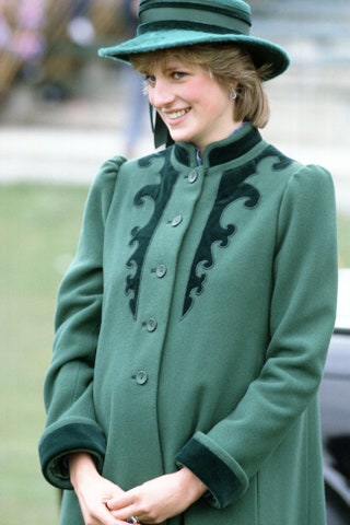 Принцесса Диана беременная принцем Уильямом в пальто Bellville Sassoon и шляпке John Boyd в Бристоле 29 марта 1982.