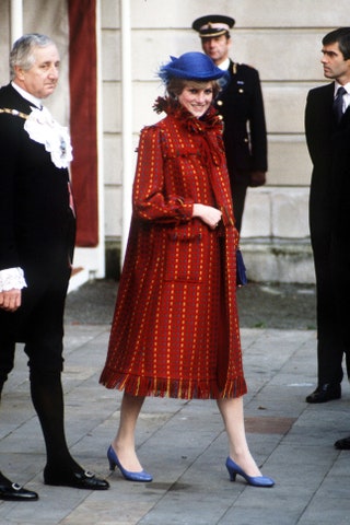 Принцесса Диана беременная принцем Уильямом в пальто Bellville Sassoon и шляпке John Boyd в Бристоле 1 ноября 1981.