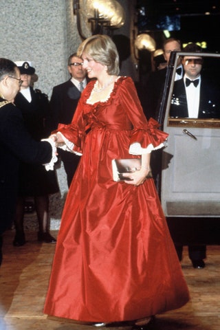 Принцесса Диана беременная принцем Уильямом в платье David Sassoon в Лондоне 30 марта 1982.