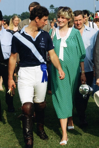 Принц Чарльз и принцесса Диана беременная принцем Уильямом в платье Catherine Walker в Виндзоре 6 июня 1982.