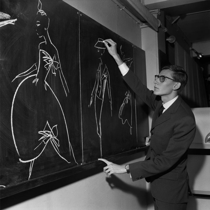 Ив СенЛоран работает над эскизами 1957