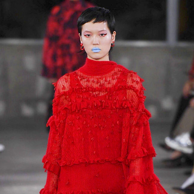 «Ледяные» губы и стрелки цвета сакуры на показе Valentino pre-fall 2019